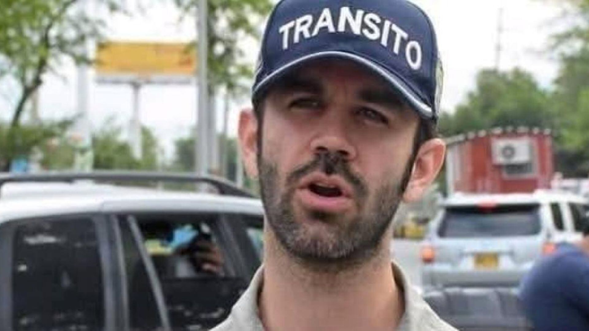 Motociclista sin documentos atropelló al secretario de Movilidad de Cali durante operativo en Pance: está hospitalizado