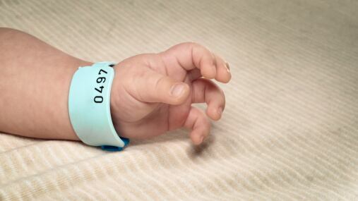 Bebé murió en hospital en extrañas circunstancias