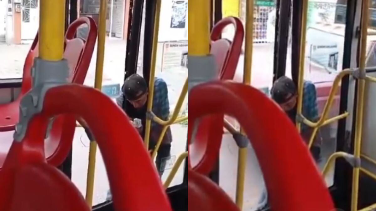 Un hombre quedó colgado de las puertas del bus de Sitp en Bogotá.