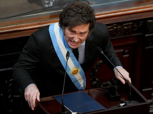 ¿Pagarles a los trabajadores con comida? Las consecuencias que traería la reforma laboral de Milei en Argentina