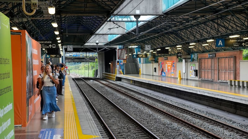 Dos estaciones del Metro de Medellín están sin servicio por persona que se lanzó a la vía