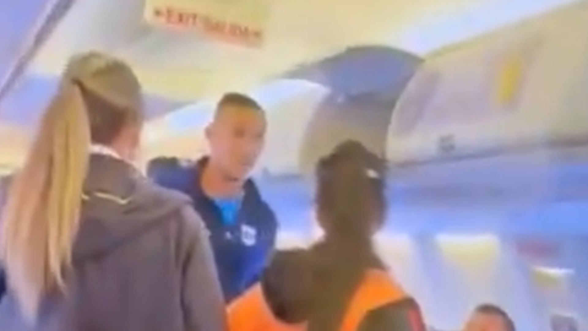 Insólito: futbolista gritó “bomba” y obligó a evacuar y requisar todo el avión