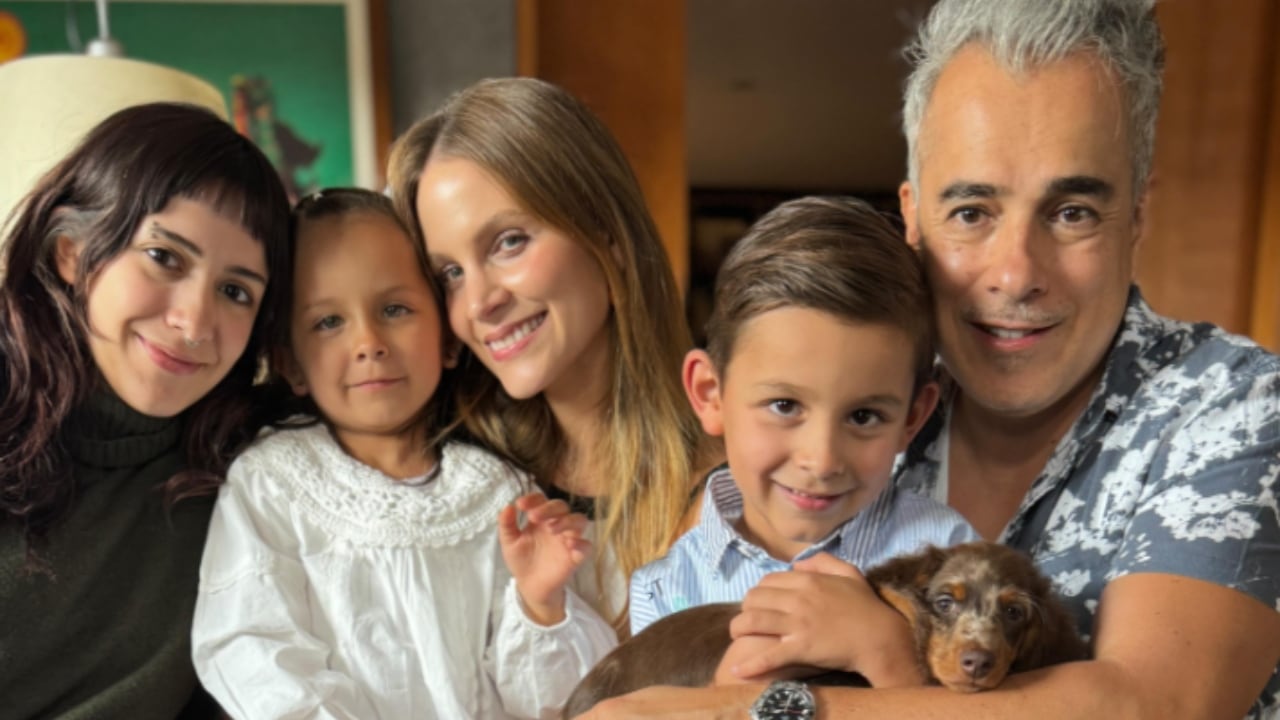 Jorge Enrique Abello con su esposa, hijos y mascota.