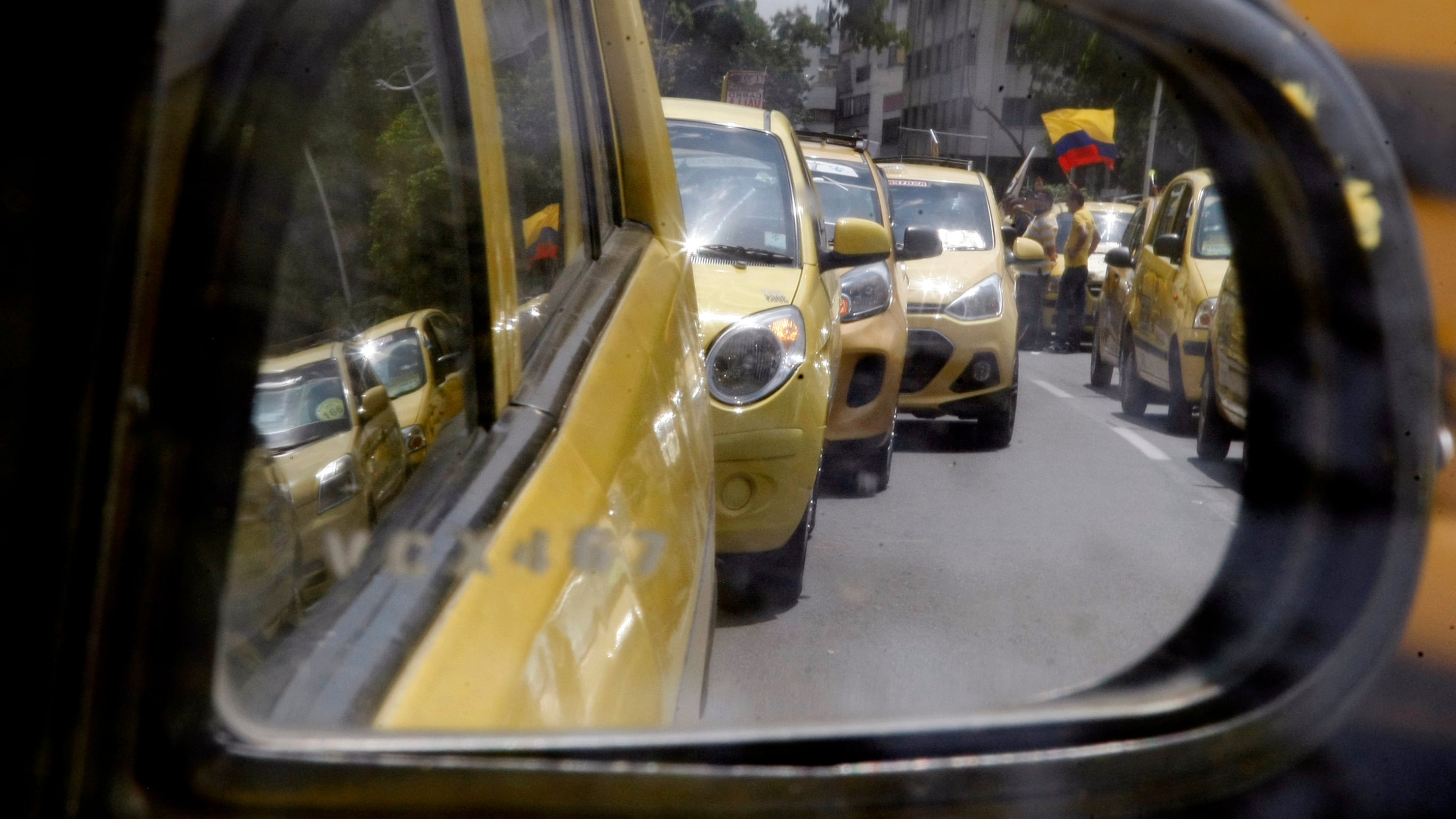 video: taxistas se reúnen a hacer maldades a conductores de Uber X