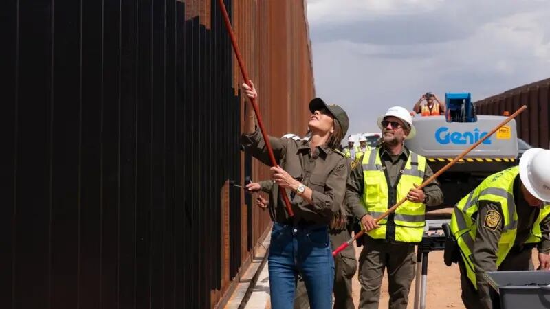 EE.UU. pinta de negro el muro con México