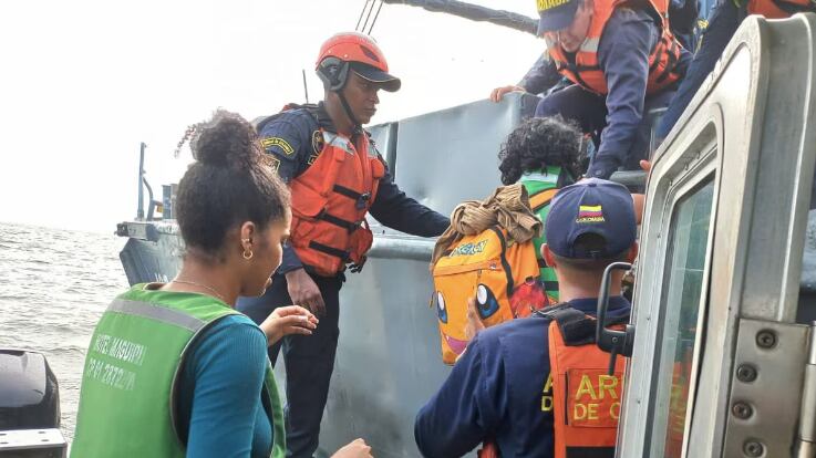 La armada rescató a más de 30 personas que atracaron en alta mar.