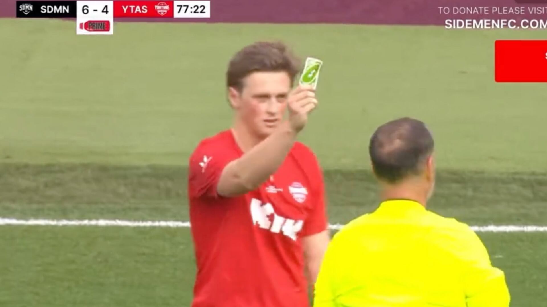 Video viral: Jugador le devolvió la tarjeta amarilla al árbitro