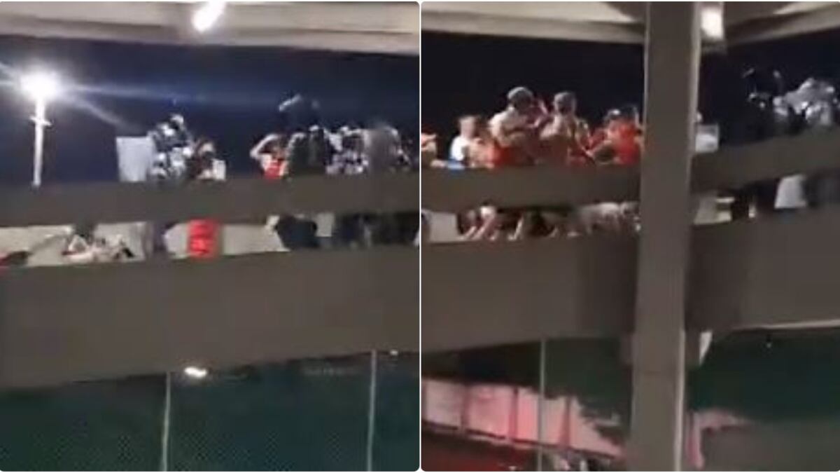 Hinchas de Santa Fe fueron sacados a punta de bolillo del Metropolitano de Barranquilla