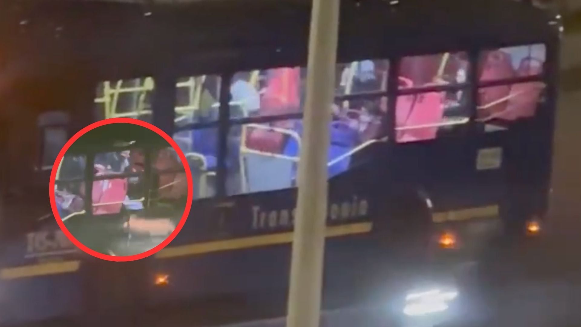 Quedó grabado el violento atraco a pasajeros de un bus del SITP en plena ruta