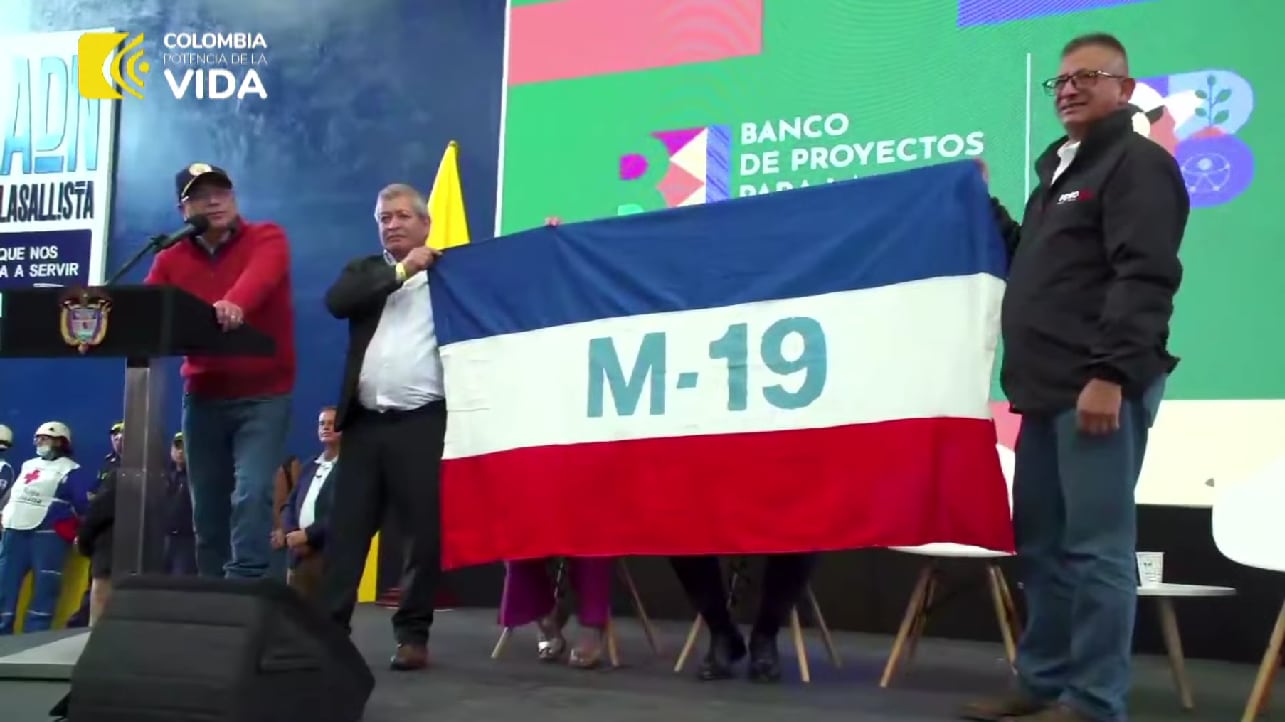 Presidente Petro usó con orgullo la bandera del M-19