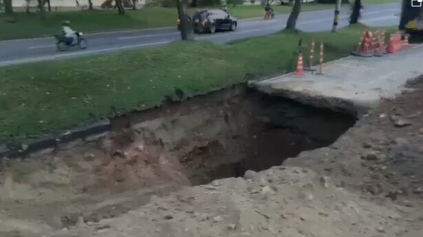 La avenida Regional sigue cerrada por la apertura de un enorme hueco