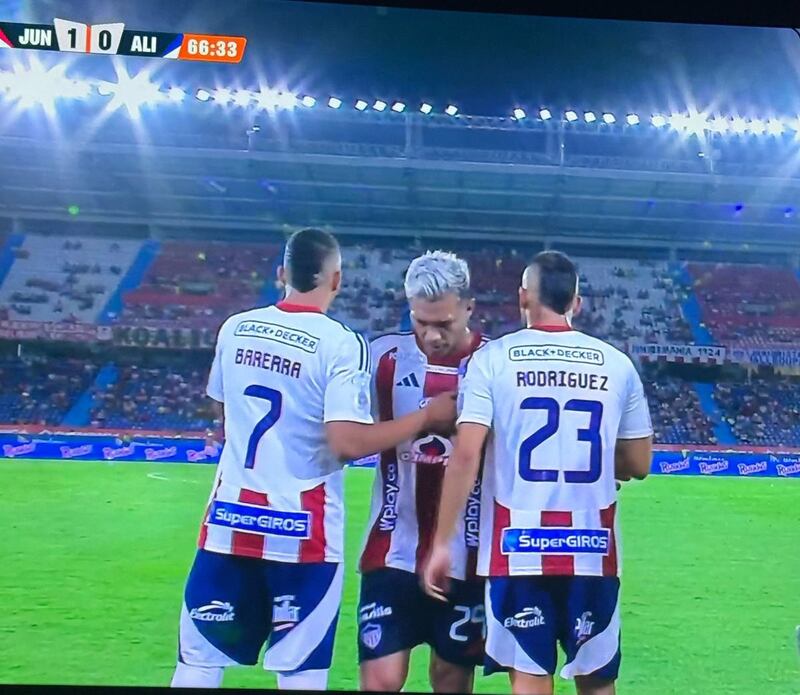 Junior cometió error con su camiseta y recordó el ‘Flacao’ de Manchester United con Falcao