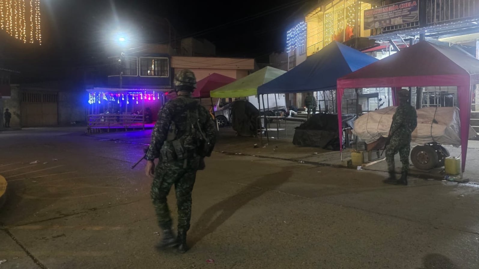 Foto de Pánico en Suárez, Cauca: guerrilla atacó estación de Policía mientras familias veían fútbol.