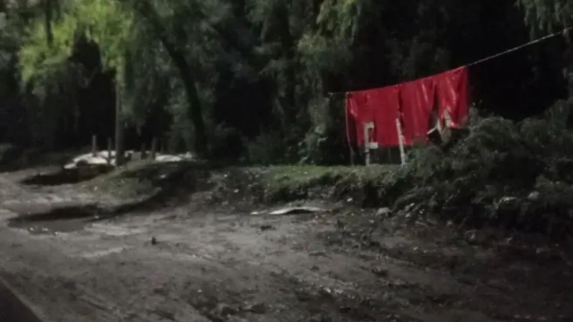 Bandera del grupo terrorista ELN fue instalada esta madrugada en la autopista norte de Bogotá a la altura de la calle 220.