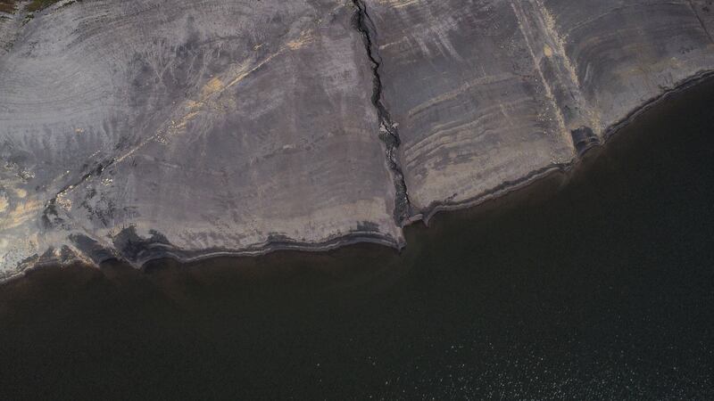 Detalle del bajo nivel de agua en el Embalse de San Rafael, en el municipio de La Calera, Cundinamarca, durante el ‘Fenómeno del Niño’ en abril de 2024