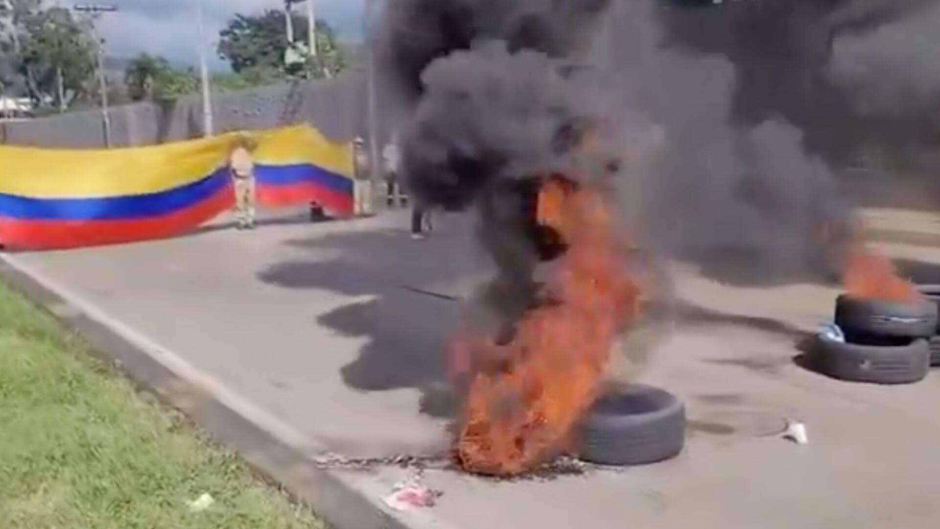 Manifestantes quemaron llantas en la autopista sur de Cali: no hay paso a la altura de la carrera 26