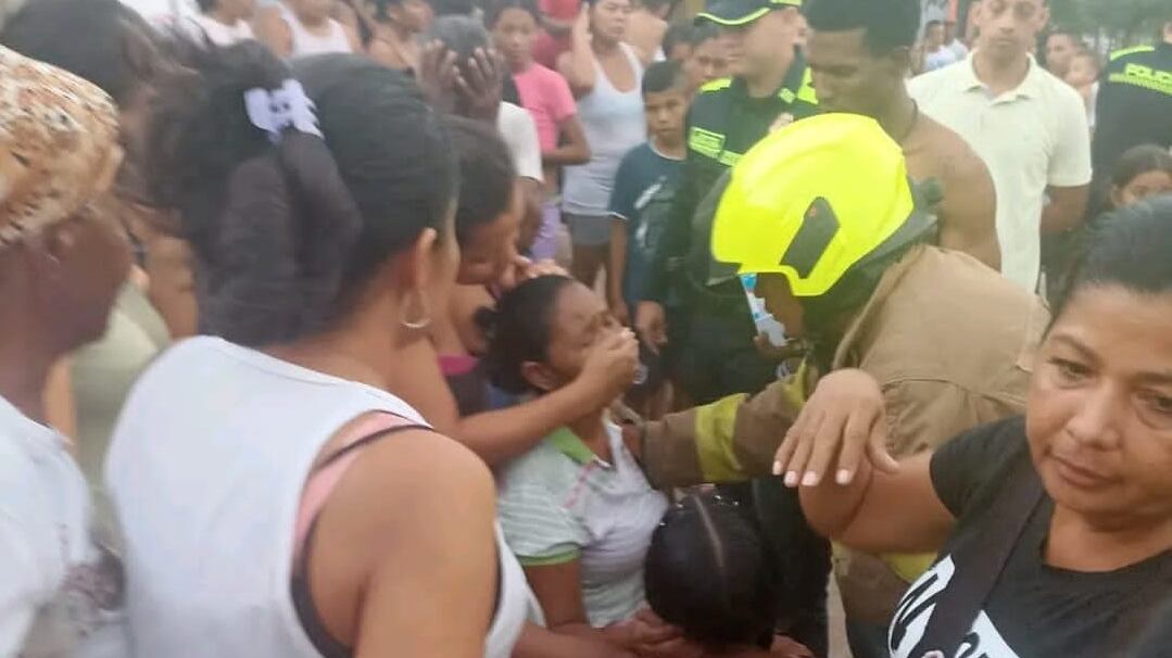 Familiares lloran por la muerte de un bebé de tres años que falleció incinerado.