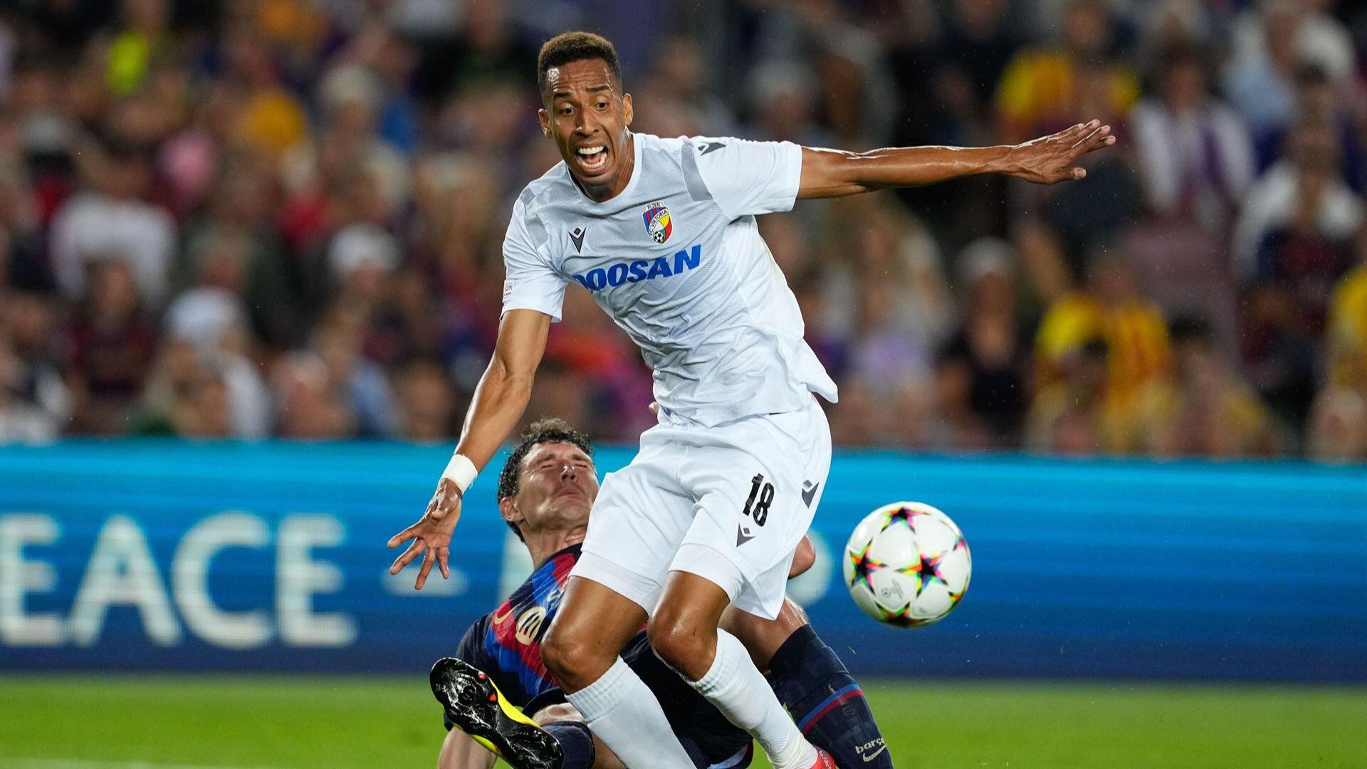 Jhon Mosquera tuvo la opción de marcarle gol al Barcelona, pero un codazo se lo impidió.