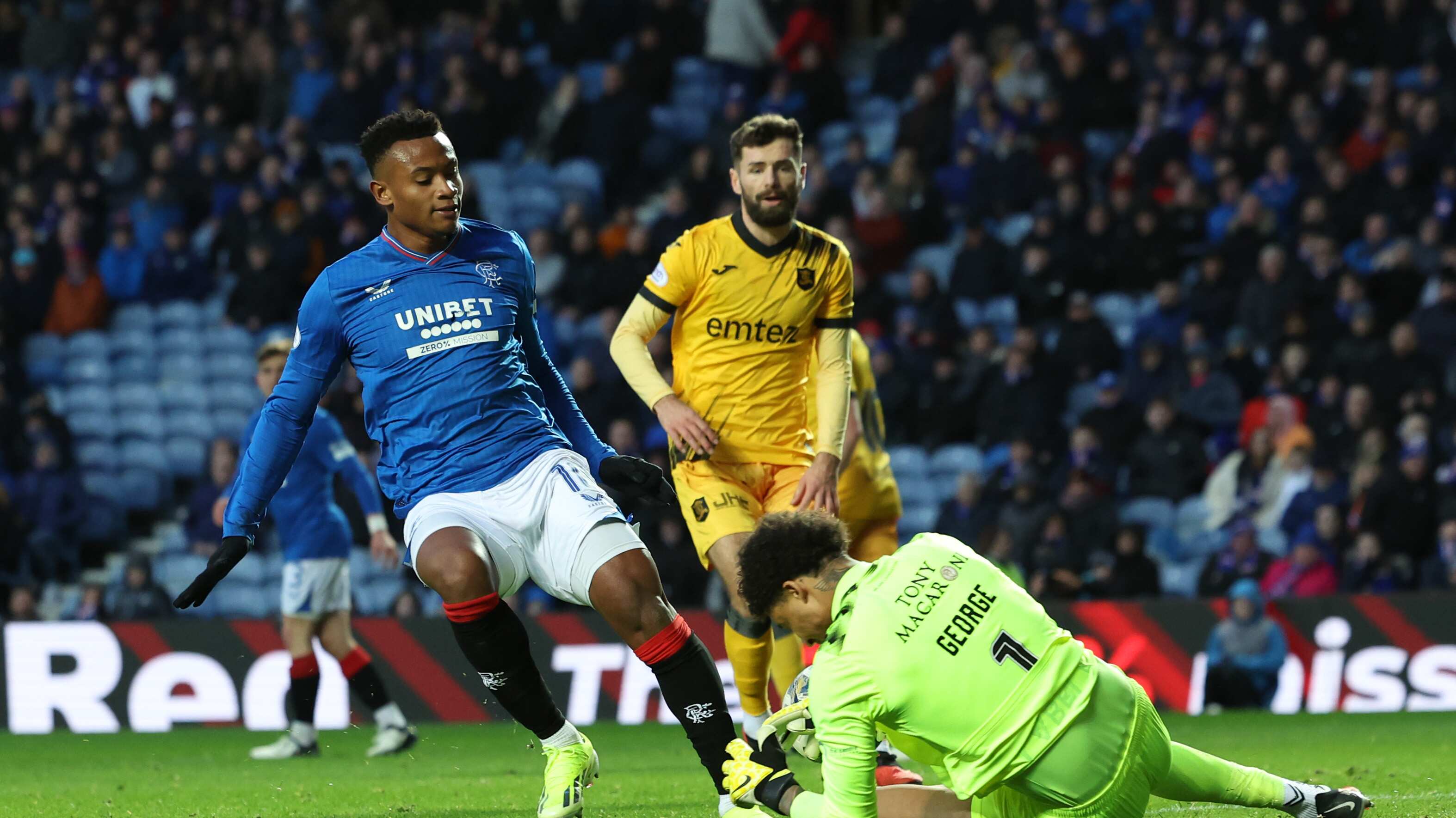 Así fue el debut de Óscar Cortés en Rangers