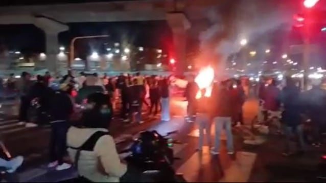 Foto quema de llantas, bloqueos y vandalismo en Bogotá luego de la elección de Abelardo de la Espriella.