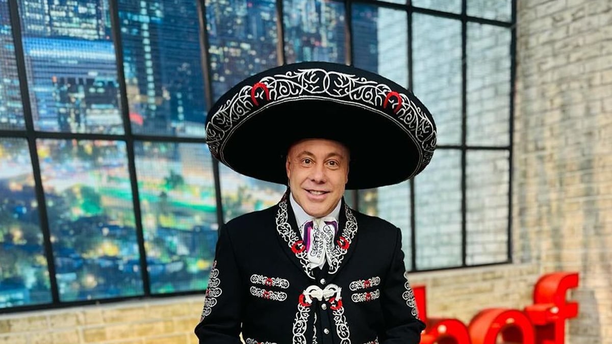 Jorge Rausch usando un traje de mariachi