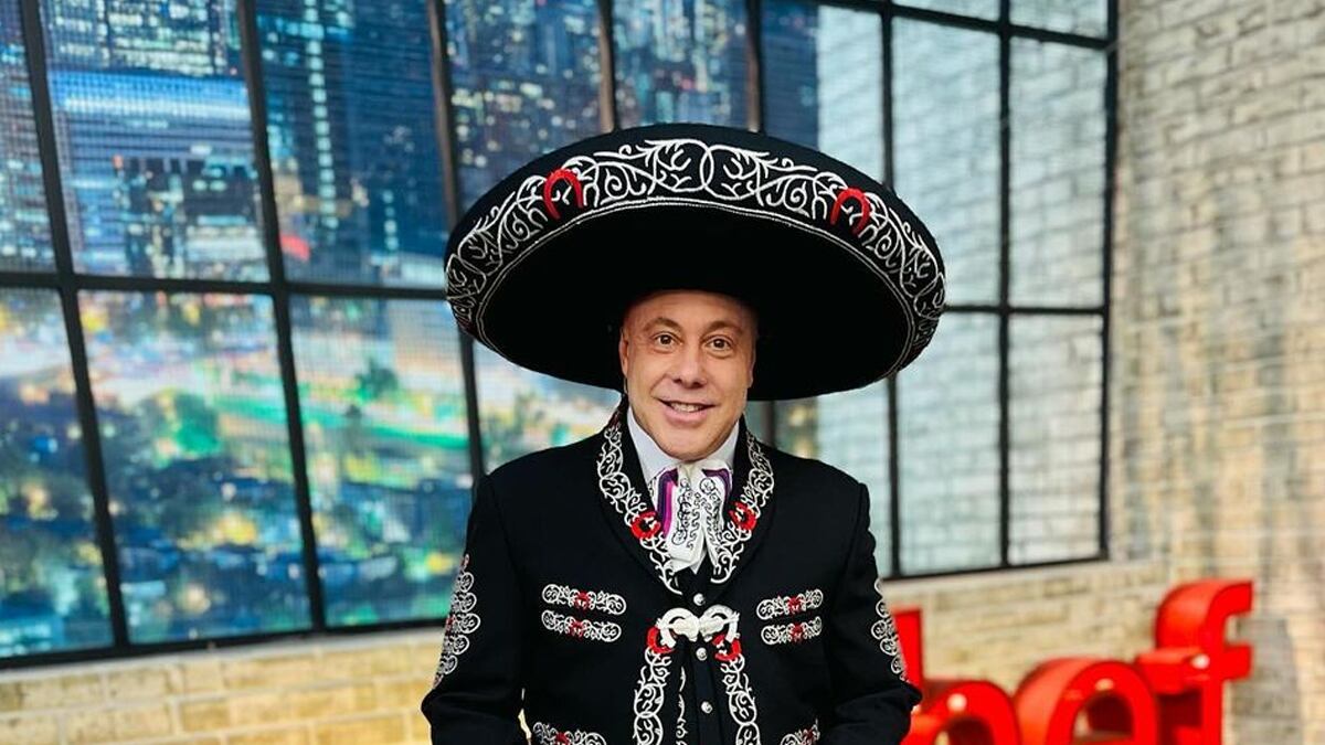 Jorge Rausch usando un traje de mariachi