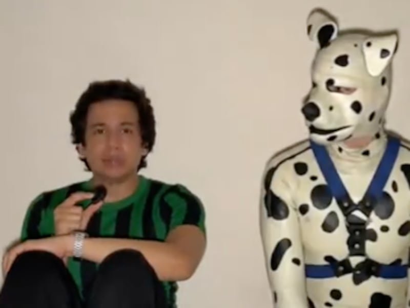 Hombre ‘’therian’' de 42 años afirma ser un dálmata y estar en busca de alguien que lo adopte