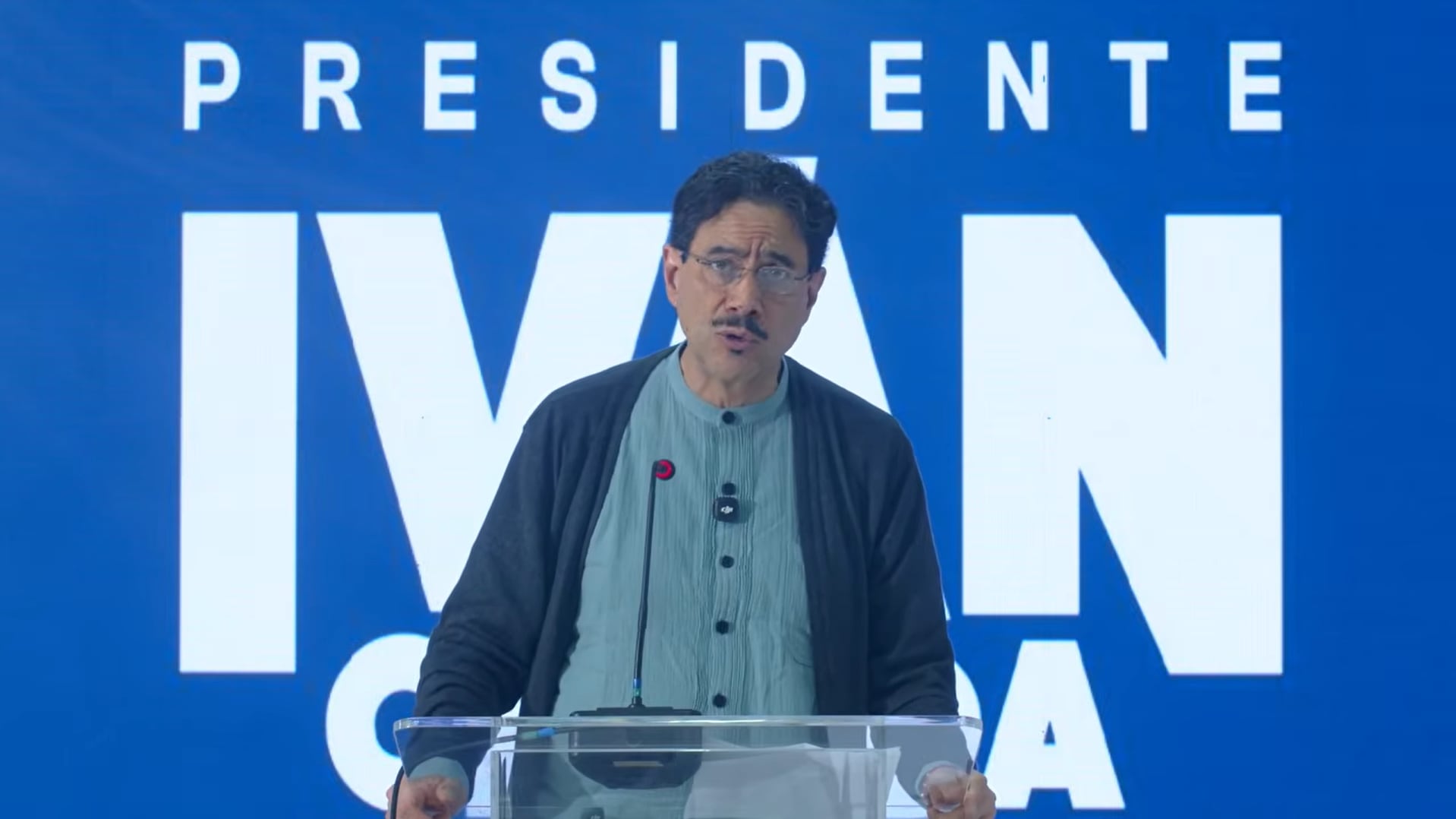 Candidato Iván Cepeda en rueda de prensa.