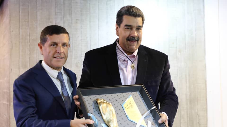 ¿Cómo así que a Nicolás Maduro le entregaron la zurda de Diego Maradona?