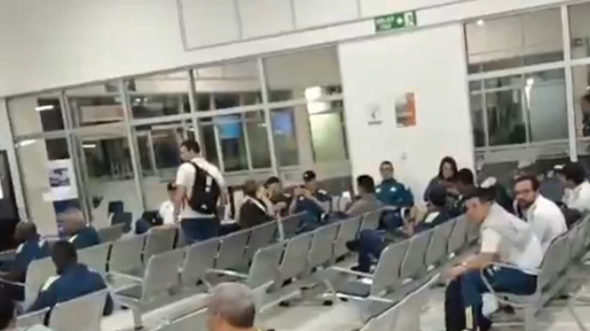 Hinchas insultan a jugadores de millonarios en el aeropuerto