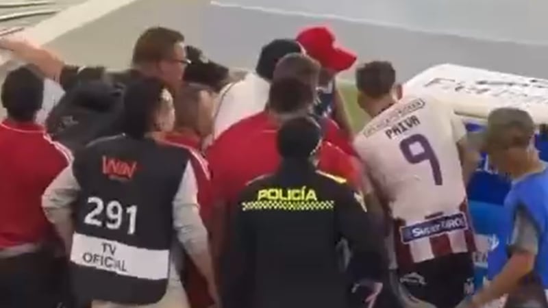 Cuidando que no hubiera robo (?) Policía celebró el gol del Junior a la par del equipo