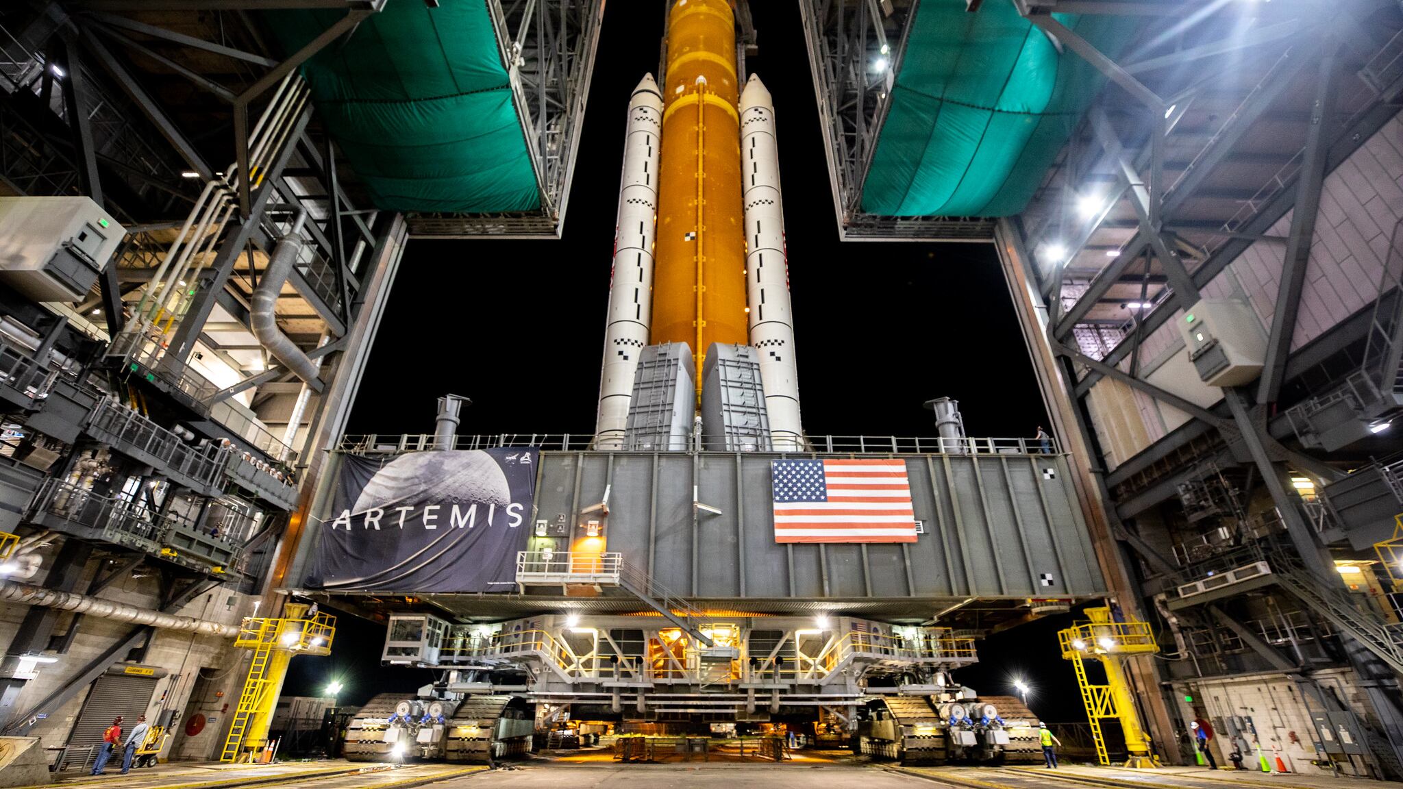 Foto de la NASA con el megacohete SLS de Artemis sobre el Crawler-Transporter 2.