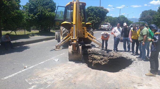 Hueco en Medellín en la Av. Regional a la altura de Tricentenario