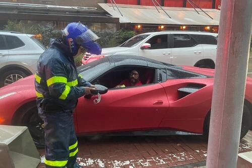 Revelan la identidad del dueño del Ferrari que estaba mal parqueado y fue multado en Bogotá