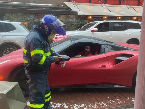 Revelan la identidad del dueño del Ferrari que estaba mal parqueado y fue multado en Bogotá