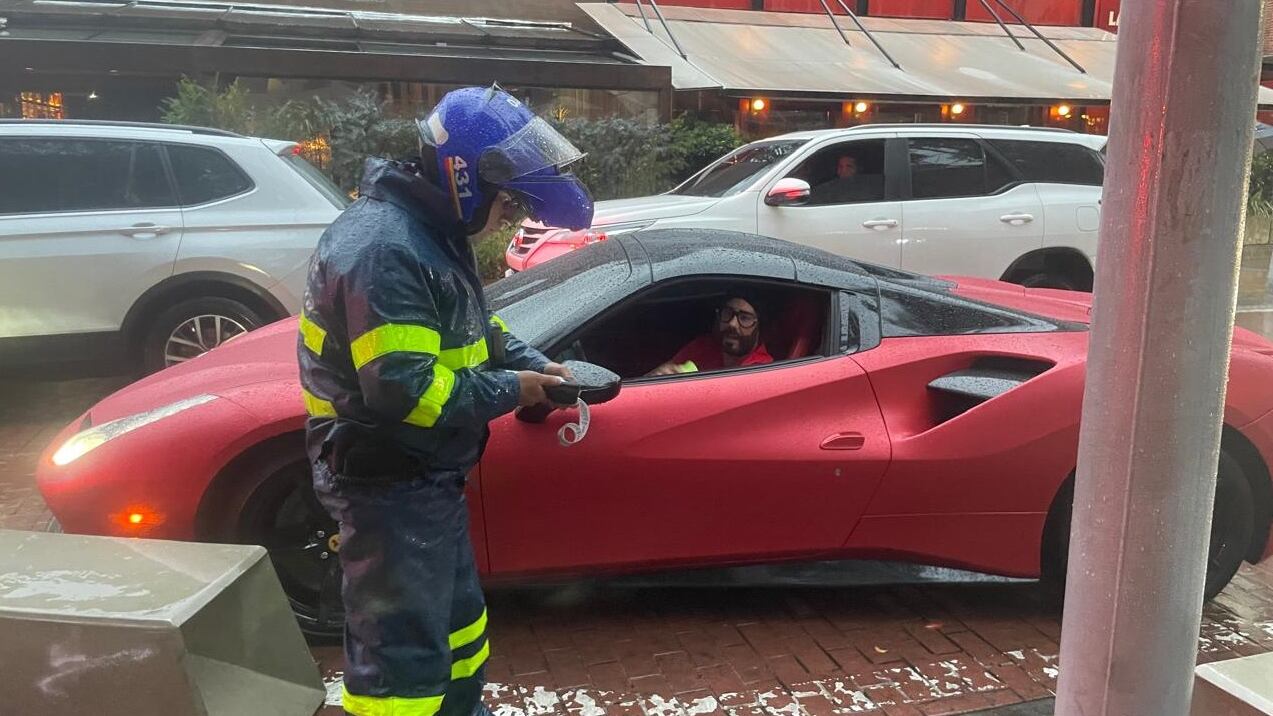 Revelan nombre del dueño de Ferrari encontrado mal parqueado en Bogotá.