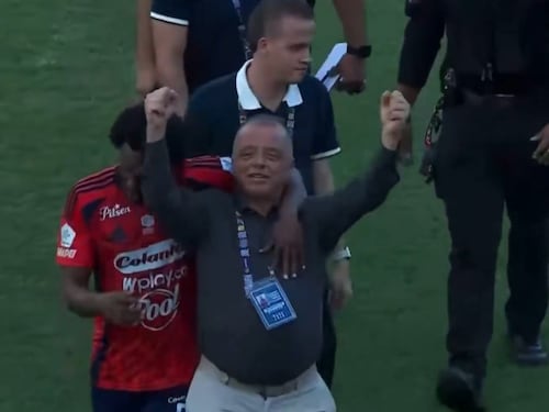 Dueño del Medellín encendió la polémica al salir del estadio haciendo gestos a los hinchas en modo de provocación