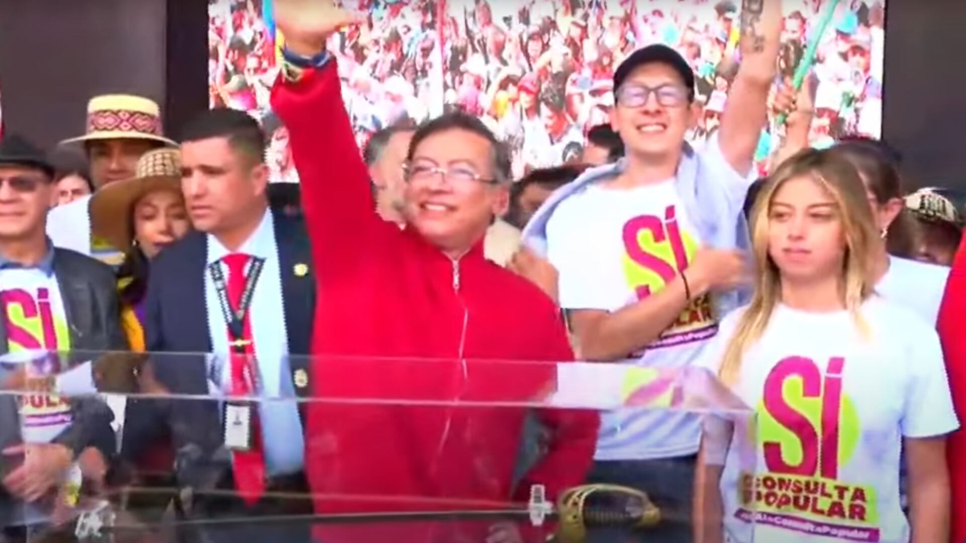 Petro llegó a la Plaza de Bolívar para su discurso y apareció con la espada de Bolívar