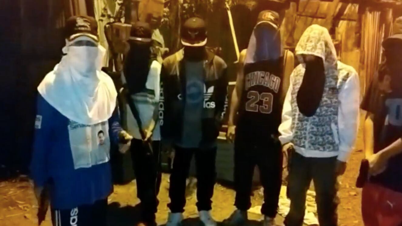 Jóvenes encapuchados aparecen en video amenazando con una limpieza social en Antioquia