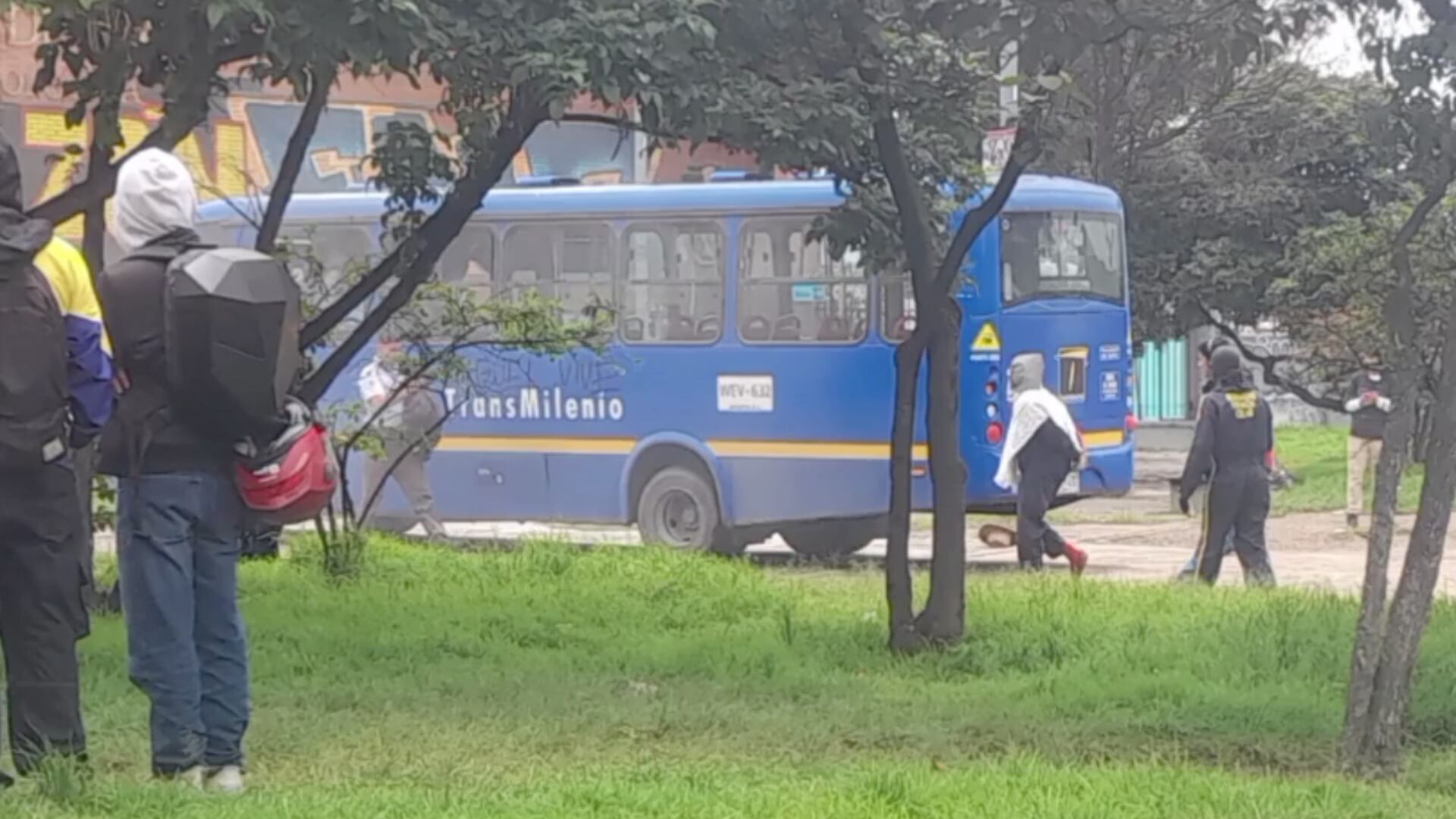 Encapuchados se apoderaron de un bus del SITP en medio de protestas en la Universidad Distrital
