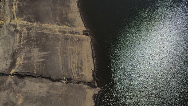 Detalle del bajo nivel de agua en el Embalse de San Rafael, en el municipio de La Calera, Cundinamarca, durante el ‘Fenómeno del Niño’ en abril de 2024