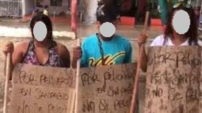 Foto jóvenes son castigados por grupo armado.