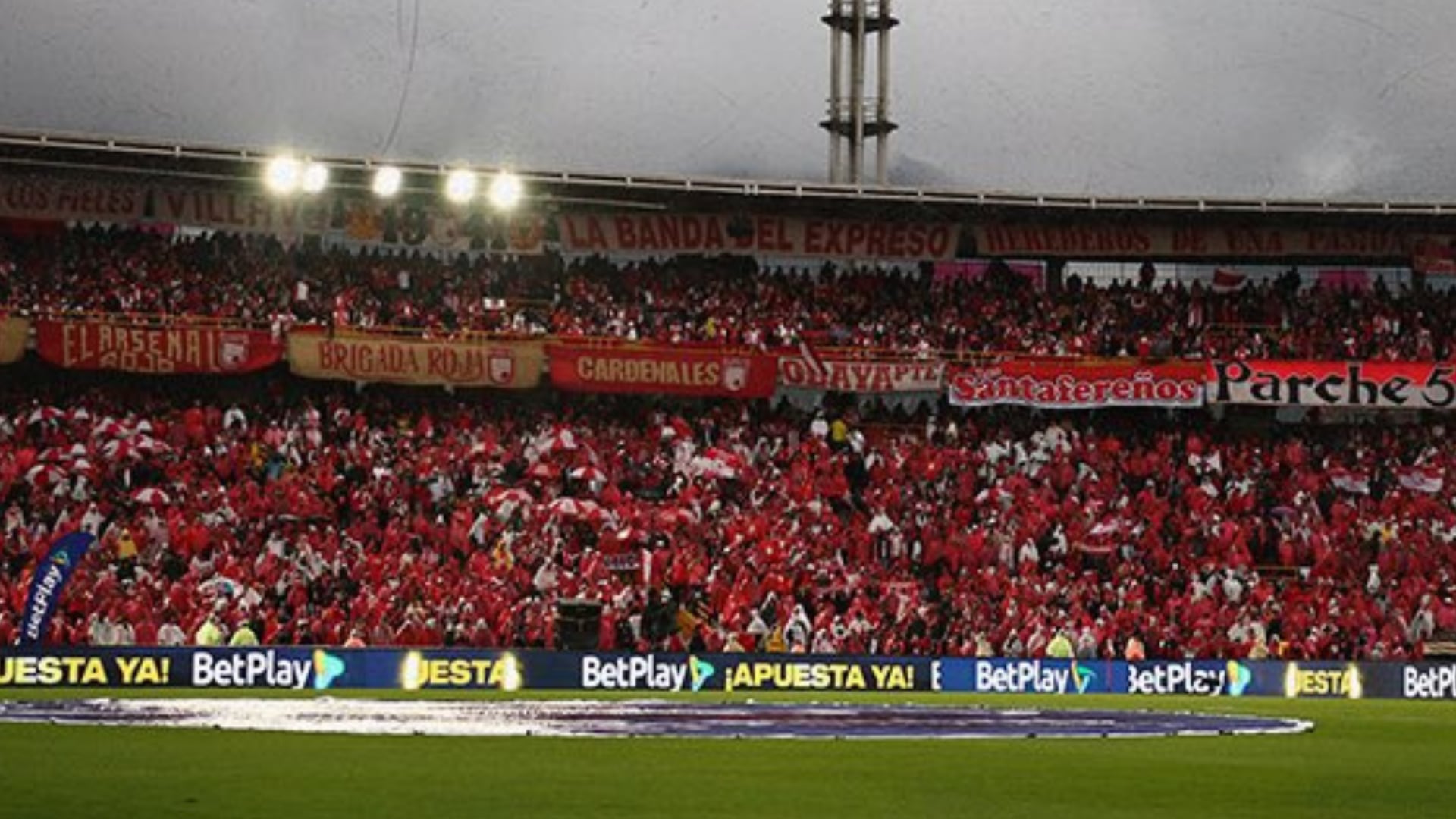 Win Sports captó a hinchas de Santa Fe dándose un beso de tres durante la final de la Liga