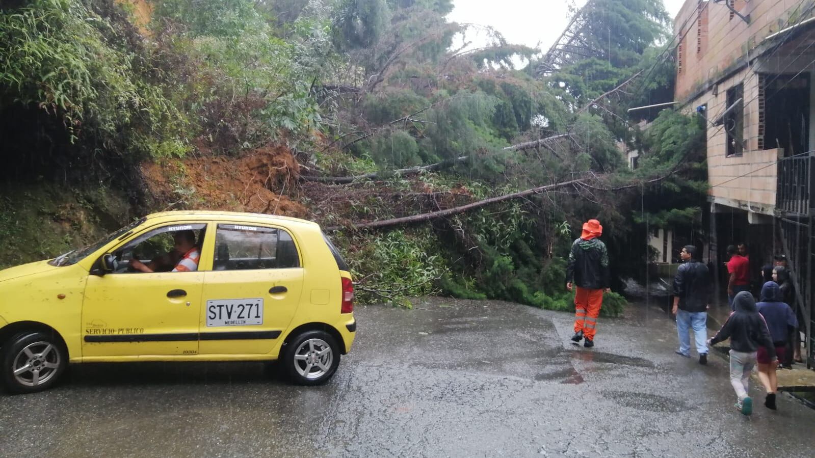 Por las fuertes lluvias se presentó un derrumbe en el corregimiento de Santa Elena en Medellín