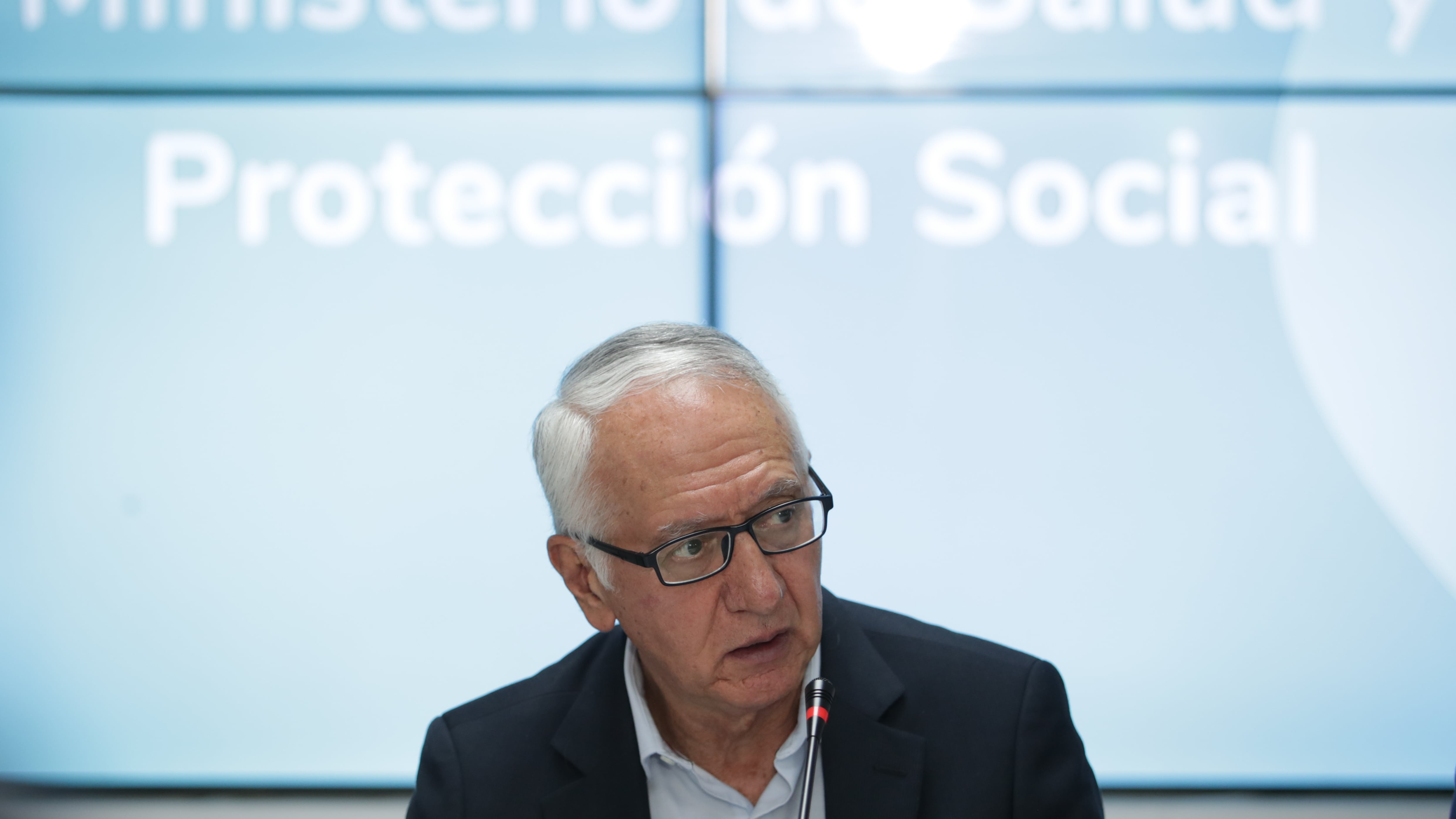 Guillermo Alfonso Jaramillo, ministro de salud, durante rueda de prensa en Bogotá