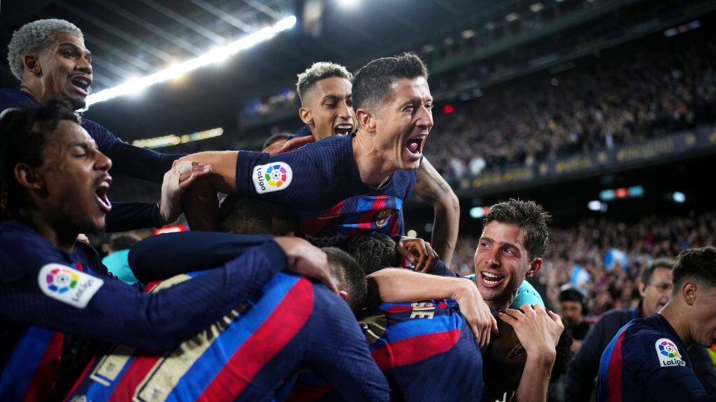 Barcelona le metió épica remontada a Barcelona en un clásico que terminó caliente
