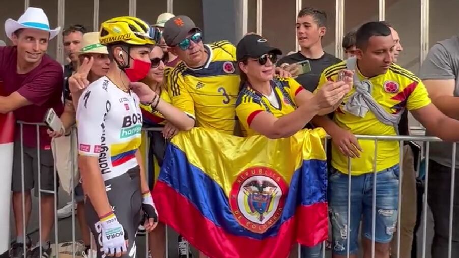 Sergio Higuita y su gesto, tras la etapa 7 de la Vuelta a España