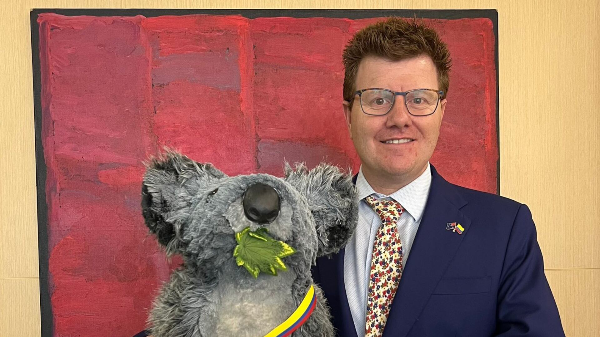 El embajador de Australia homenajeó a la selección Colombia con sus medias
