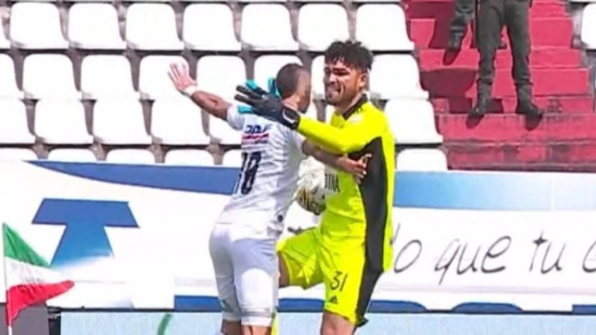 Álvaro Montero le pegó un rodillazo a Jáider Riquett en Once Caldas vs. Millonarios