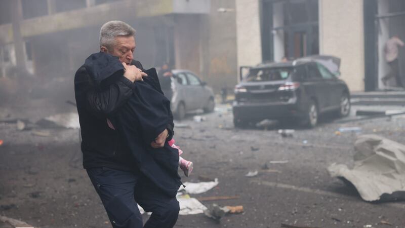 Nueva ofensiva rusa deja seis muertos, entre ellos dos niños: ataques aéreos alcanzaron una guardería en Ucrania